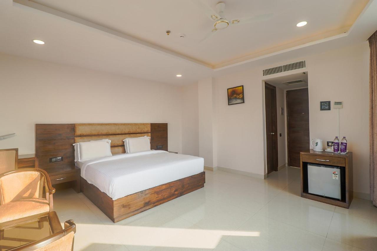 Fabhotel Mid Town Grand Panchkula Exterior foto